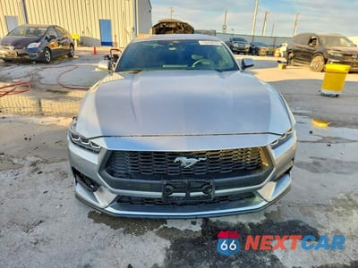 Piąte zdjęcie samochodu w środku: 2024 FORD MUSTANG VIN:1FA6P8TH5R5134465 - miniatura