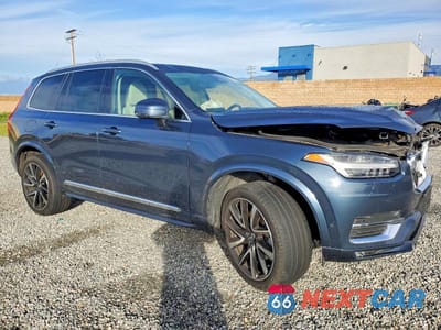 Czwarte zdjęcie samochodu z boku: 2023 VOLVO XC90 PLUS VIN:YV40621N0P1945150 - miniatura