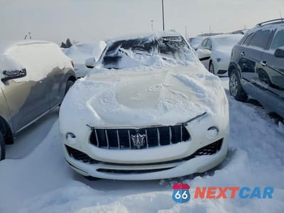 Piąte zdjęcie samochodu w środku: 2019 MASERATI LEVANTE VIN:ZN661XUA7KX318693 - miniatura