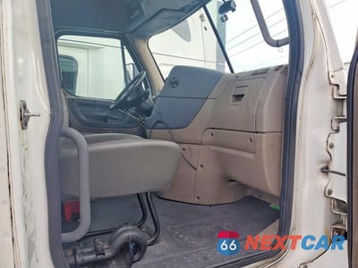 Piąte zdjęcie samochodu w środku: 2016 FREIGHTLINER CASCADIA 125 SEMI TRUCK VIN:1FUBGEDV5GLHC5665 - miniatura