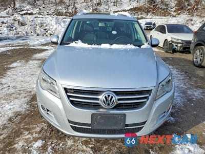 Piąte zdjęcie samochodu w środku: 2011 VOLKSWAGEN TIGUAN S VIN:WVGBV7AX0BW518992 - miniatura