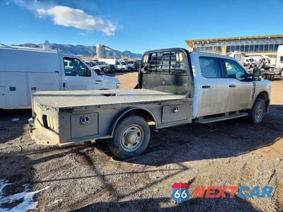 Trzecie zdjęcie samochodu z tyłu: 2024 FORD F350 SUPER DUTY FLATBED TRUCK VIN:1FD8W3FN2REE85405 - miniatura