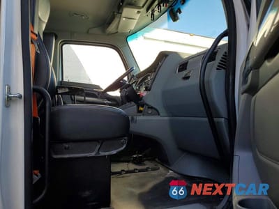 Piąte zdjęcie samochodu w środku: 2018 KENWORTH T680 SEMI TRUCK VIN:1XKYA48X8JJ204375 - miniatura