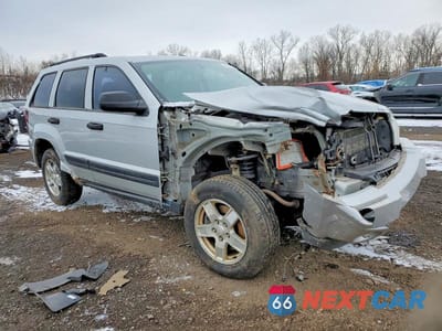 Czwarte zdjęcie samochodu z boku: 2006 JEEP GRAND CHEROKEE LAREDO VIN:1J4GR48K16C255923 - miniatura