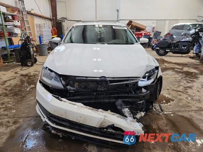 Piąte zdjęcie samochodu w środku: 2017 VOLKSWAGEN JETTA SE VIN:3VWDB7AJ8HM374955 - miniatura