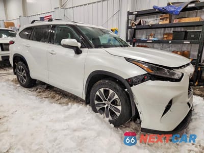 Czwarte zdjęcie samochodu z boku: 2022 TOYOTA HIGHLANDER XLE VIN:5TDGZRBH1NS248872 - miniatura