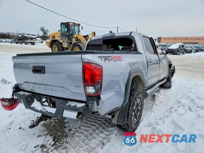 Trzecie zdjęcie samochodu z tyłu: 2018 TOYOTA TACOMA TRD OFF-ROAD VIN:3TMCZ5AN7JM161759 - miniatura