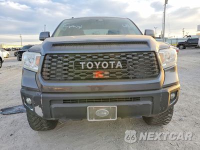 Piąte zdjęcie samochodu w środku: 2017 TOYOTA TUNDRA CREWMAX 1794 VIN:5TFAW5F12HX614115 - miniatura