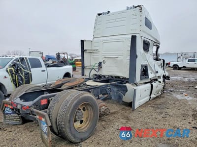 Czwarte zdjęcie samochodu z boku: 2021 VOLVO VNL SEMI TRUCK VIN:4V4NC9EH8MN281350 - miniatura