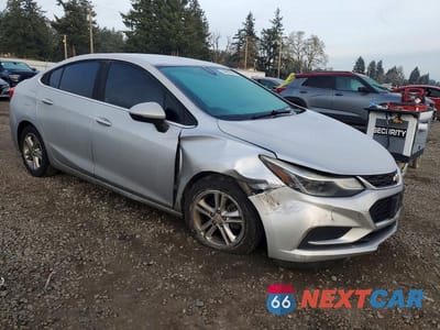 Czwarte zdjęcie samochodu z boku: 2018 CHEVROLET CRUZE LT VIN:1G1BE5SM5J7123320 - miniatura