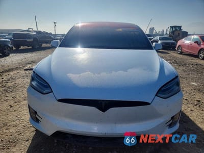 Piąte zdjęcie samochodu w środku: 2018 TESLA MODEL X VIN:5YJXCBE26JF139905 - miniatura