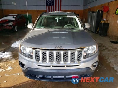Piąte zdjęcie samochodu w środku: 2016 JEEP COMPASS LATITUDE VIN:1C4NJCEA5GD807090 - miniatura