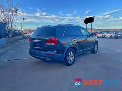 Czwarte zdjęcie samochodu z boku: 2013 KIA SORENTO LX VIN:5XYKTDA2XDG330008 - miniatura