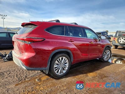 Trzecie zdjęcie samochodu z tyłu: 2023 TOYOTA HIGHLANDER HYBRID LIMITED VIN:5TDEBRCH3PS594936 - miniatura