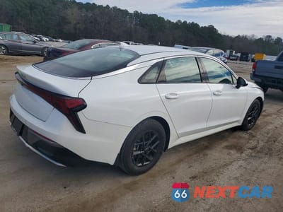 Trzecie zdjęcie samochodu z tyłu: 2025 KIA K5 LXS VIN:KNAG24J70S5286494 - miniatura