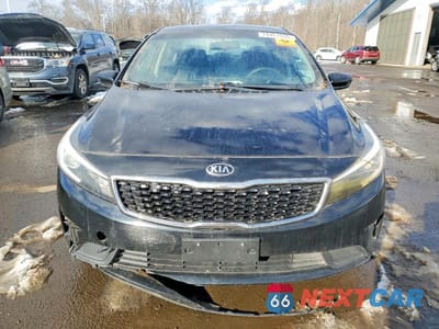 Piąte zdjęcie samochodu w środku: 2017 KIA FORTE LX VIN:3KPFK4A70HE053761 - miniatura
