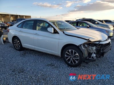 Czwarte zdjęcie samochodu z boku: 2025 VOLKSWAGEN JETTA S VIN:3VW5X7BUXSM012695 - miniatura