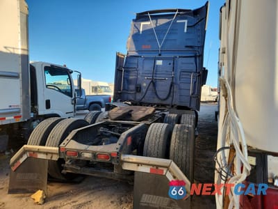 Czwarte zdjęcie samochodu z boku: 2025 VOLVO VN VNL VIN:4V4NC9EH3SN669499 - miniatura