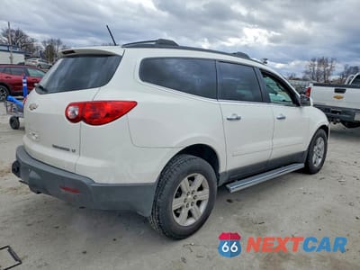 Trzecie zdjęcie samochodu z tyłu: 2011 CHEVROLET TRAVERSE LT VIN:1GNKRJED7BJ274641 - miniatura