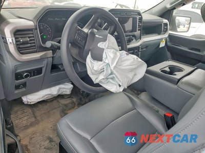 Zdjęcie 8 z 12 samochodu: 2023 FORD F150 VIN:1FTMF1CB0PKF79007 - miniatura
