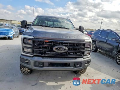 Piąte zdjęcie samochodu w środku: 2023 FORD F250 SUPER DUTY VIN:1FT8W2BM1PED15500 - miniatura