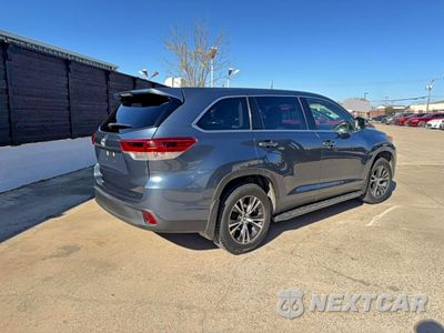 Czwarte zdjęcie samochodu z boku: 2019 TOYOTA HIGHLANDER LE VIN:5TDZZRFH6KS367791 - miniatura