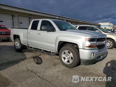 Czwarte zdjęcie samochodu z boku: 2017 CHEVROLET SILVERADO K1500 LT VIN:1GCVKREC0HZ299326 - miniatura
