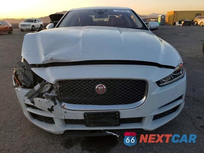 Piąte zdjęcie samochodu w środku: 2018 JAGUAR XE VIN:SAJAH4EV9JCP17152 - miniatura