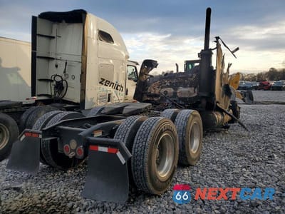 Czwarte zdjęcie samochodu z boku: 2007 FREIGHTLINER COLUMBIA 120 SEMI TRUCK VIN:1FUJA6CK67LY49651 - miniatura