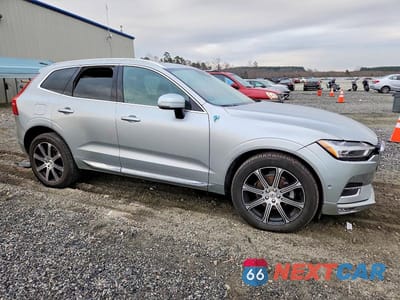 Czwarte zdjęcie samochodu z boku: 2018 VOLVO XC60 T5 INSCRIPTION VIN:YV4102RL8J1033396 - miniatura