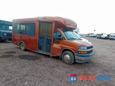 Czwarte zdjęcie samochodu z boku: 2020 CHEVROLET EXPRESS G4500 SHUTTLE BUS VIN:1HA6GUBB4LN005572 - miniatura