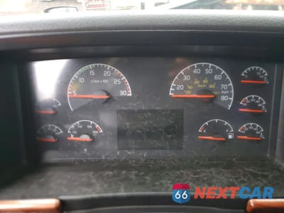 Zdjęcie 8 z 10 samochodu: 2006 VOLVO VNL SEMI TRUCK VIN:4V4NC9GH66N442911 - miniatura