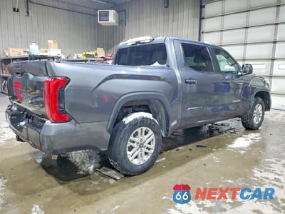 Trzecie zdjęcie samochodu z tyłu: 2025 TOYOTA TUNDRA SR5 VIN:5TFLA5DB6SX294212 - miniatura