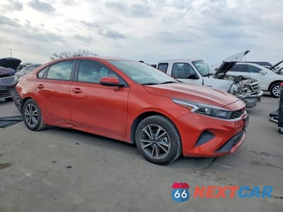 Czwarte zdjęcie samochodu z boku: 2023 KIA FORTE LX VIN:3KPF24AD4PE514741 - miniatura