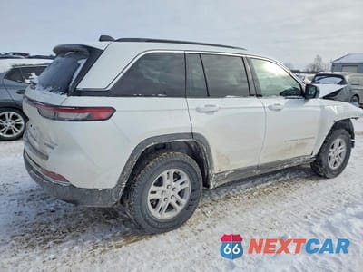 Trzecie zdjęcie samochodu z tyłu: 2025 JEEP GRAND CHEROKEE LAREDO VIN:1C4RJHAG2SC293724 - miniatura