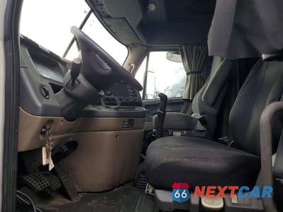 Piąte zdjęcie samochodu w środku: 2014 FREIGHTLINER CASCADIA 125 SEMI TRUCK VIN:1FUJGLD67ELFP4094 - miniatura