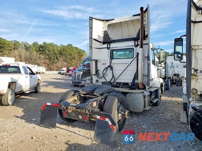 Czwarte zdjęcie samochodu z boku: 2017 VOLVO VN VNL VIN:4V4N39TG9HN987968 - miniatura