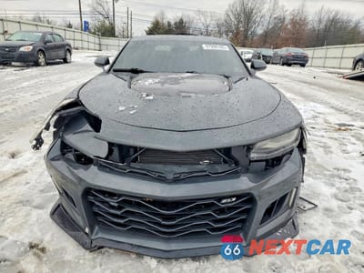 Piąte zdjęcie samochodu w środku: 2018 CHEVROLET CAMARO ZL1 VIN:1G1FK1R63J0147697 - miniatura