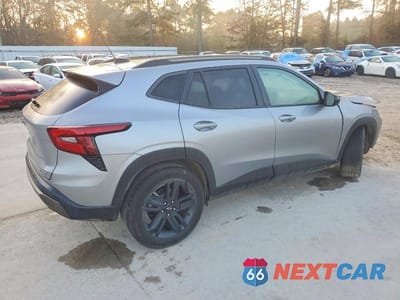 Trzecie zdjęcie samochodu z tyłu: 2024 CHEVROLET TRAX ACTIV VIN:KL77LKE2XRC166983 - miniatura