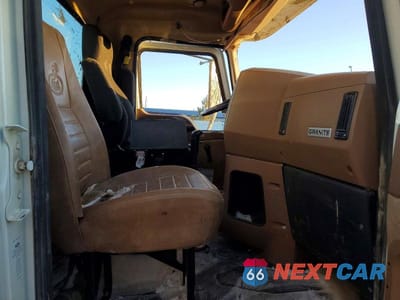 Piąte zdjęcie samochodu w środku: 2017 MACK GRANITE READY MIX TRUCK VIN:1M2AX04C2HM032596 - miniatura