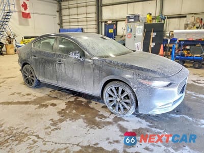 Czwarte zdjęcie samochodu z boku: 2021 MAZDA 3 PREMIUM VIN:JM1BPBDY6M1333545 - miniatura