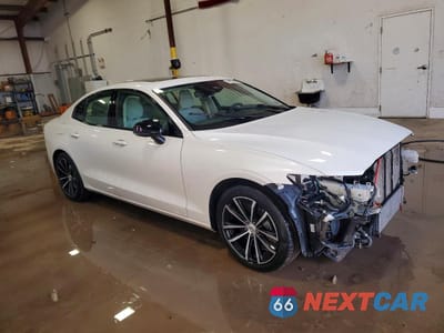 Czwarte zdjęcie samochodu z boku: 2025 VOLVO S60 PLUS VIN:7JRH60FC1SG365706 - miniatura