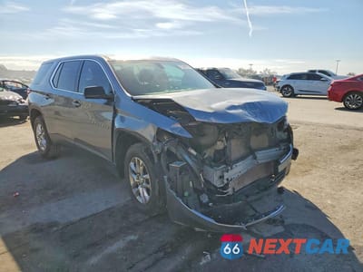 Czwarte zdjęcie samochodu z boku: 2020 CHEVROLET TRAVERSE LS VIN:1GNERFKW7LJ288329 - miniatura