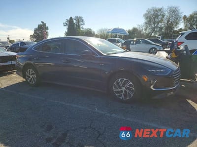 Czwarte zdjęcie samochodu z boku: 2023 HYUNDAI SONATA HYBRID VIN:KMHL24JJXPA061023 - miniatura