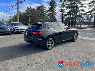 Czwarte zdjęcie samochodu z boku: 2018 MASERATI LEVANTE S LUXURY VIN:ZN661YUL8JX277691 - miniatura