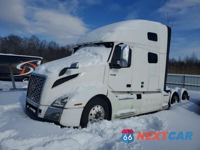Drugie zdjęcie samochodu z przodu: 2020 VOLVO VN VNL - SEMI TRUCK VIN:4V4NC9EJ3LN201583 - miniatura