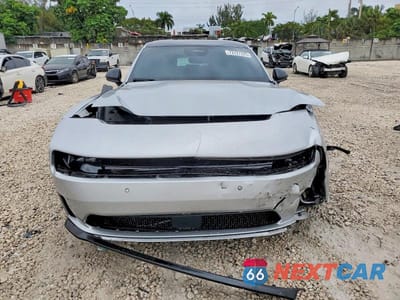 Piąte zdjęcie samochodu w środku: 2025 DODGE CHARGER DAYTONA R VIN:2C3CDBCK0SR537040 - miniatura