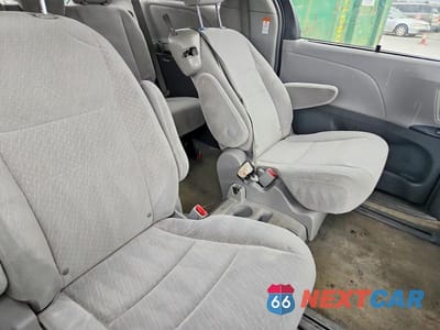 Zdjęcie 11 z 13 samochodu: 2018 TOYOTA SIENNA LE VIN:5TDKZ3DC0JS945758 - miniatura
