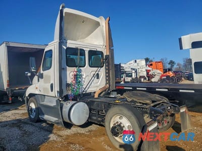 Trzecie zdjęcie samochodu z tyłu: 2016 FREIGHTLINER CASCADIA 125 SEMI TRUCK VIN:1FUBGEDV6GLHC5609 - miniatura