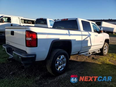 Trzecie zdjęcie samochodu z tyłu: 2019 GMC SIERRA K2500 SLT VIN:1GT12REY9KF189409 - miniatura